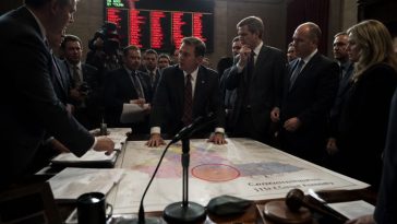 Tennessee GOP redraws map, splits Memphis to lock in seats